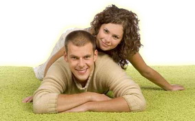 Ljubavni par na zelenom tepihu